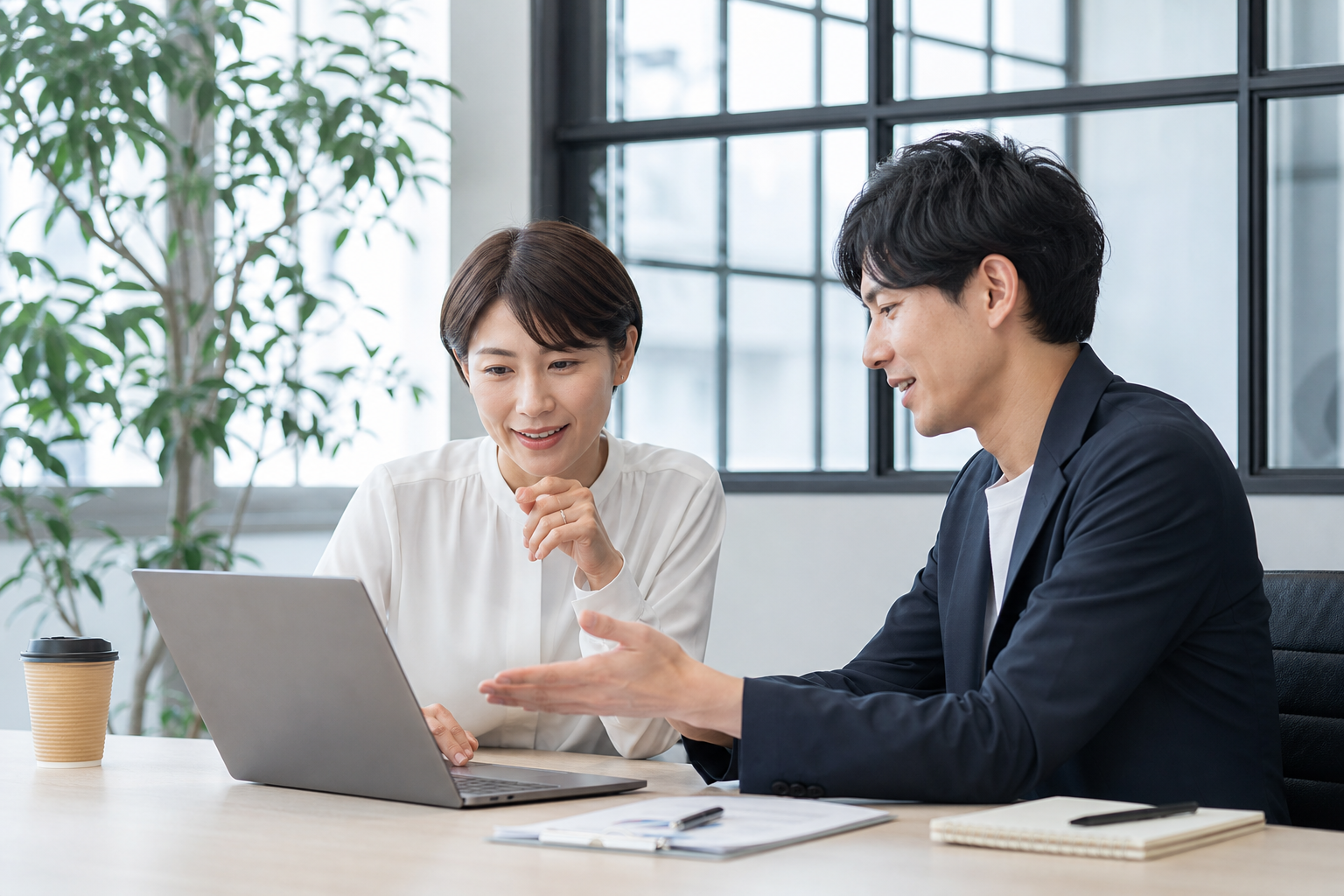 工場求人の仕事内容を確認する様子