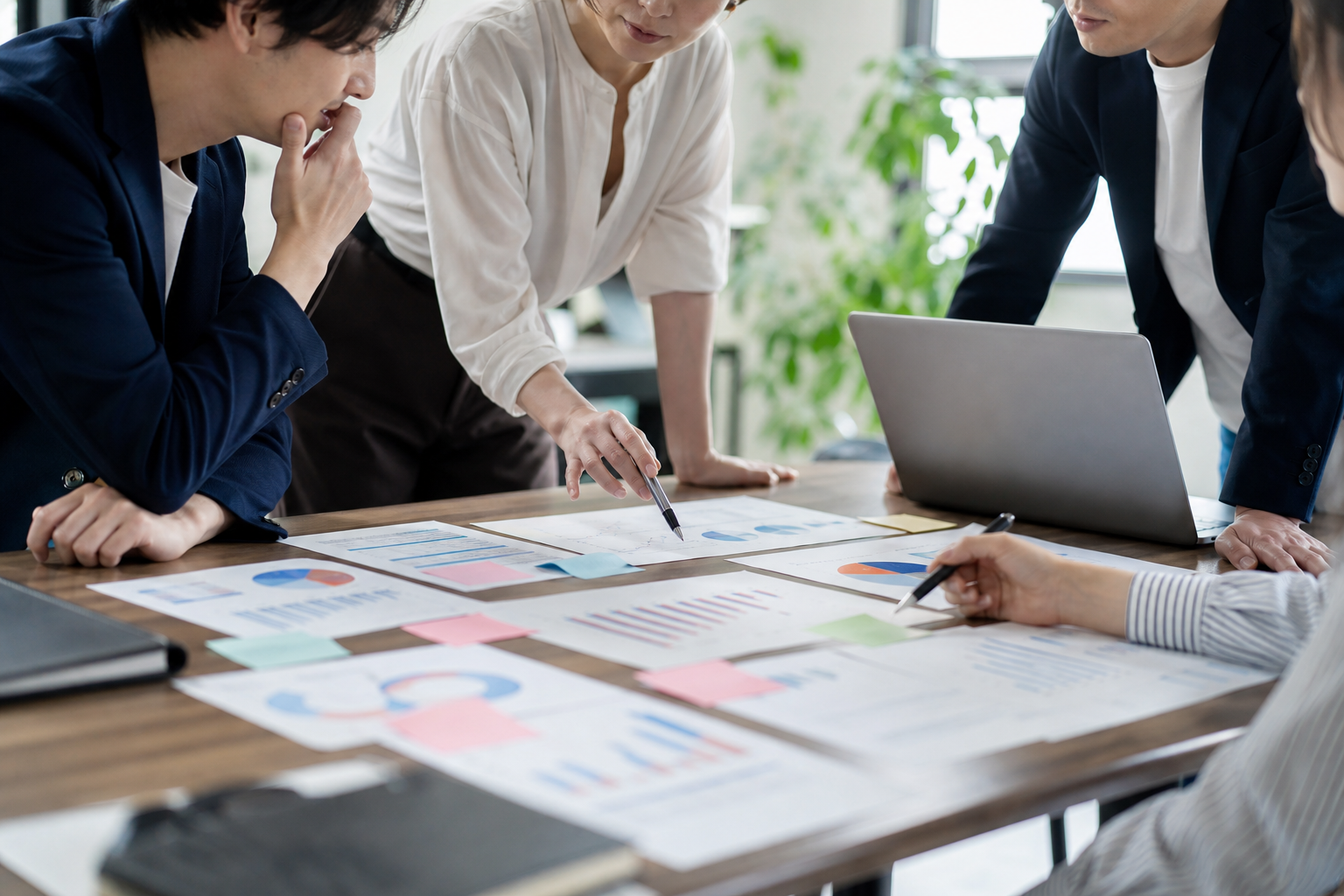 工場求人の勤務条件を比較するイメージ