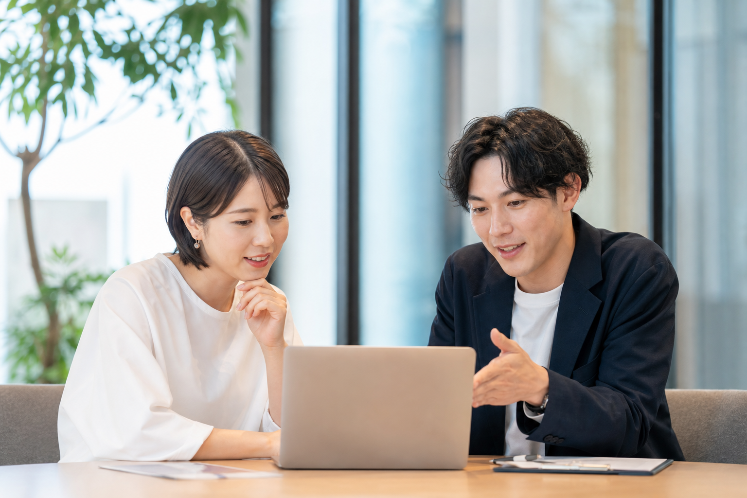 製造業求人の仕事内容を確認するイメージ